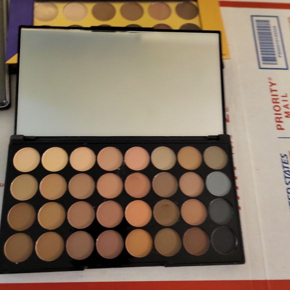 4 Pack Of Eyeshadows.Revolution, Ultra Eyeshadows Palette, Soph X Edition, bebe - Picture 6 of 9